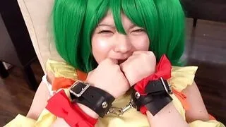 Japanerin mit gefärbten Haaren lutscht Schwanz