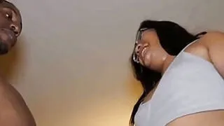 La adolescente asiática Rozey Royalty traga y folla con un negro