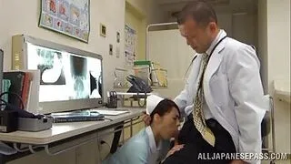 日本人看護師が医者のペニスをしゃぶる