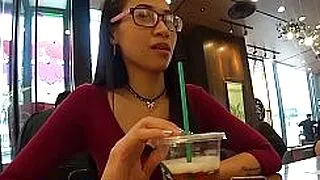 セクシーなタイ人熟女アマチュアがショッピングモールでナンパされ、ビデオでセックスする