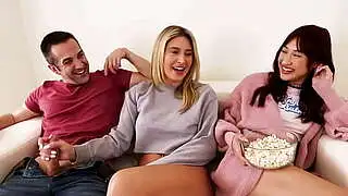 Heiße blonde MILF-Stiefmutter und asiatische Teenager-Stieftochter werden vom neuen Nachbarn ausgiebig genutzt – Ella Reese & Mina Luxx