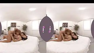 PORNBCN VR Chicas lesbianas gamers teniendo sexo hardcore con strapon en su habitación Venus Afrodita y Jade Presley latina de grandes tetas con adolescente asiática pequeña rubia y morena