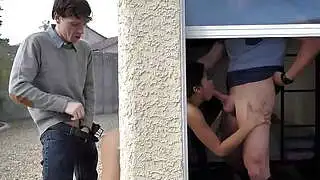 亚洲披萨女孩被两个饥渴的白人男子轮奸